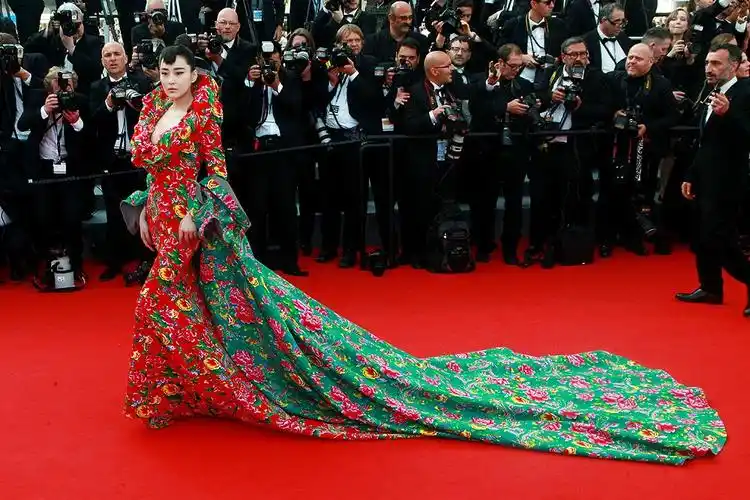 张馨予戛纳红毯穿花袄抢镜