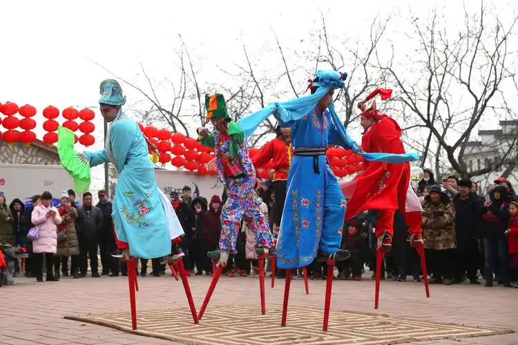 高跷"踩街"闹新春