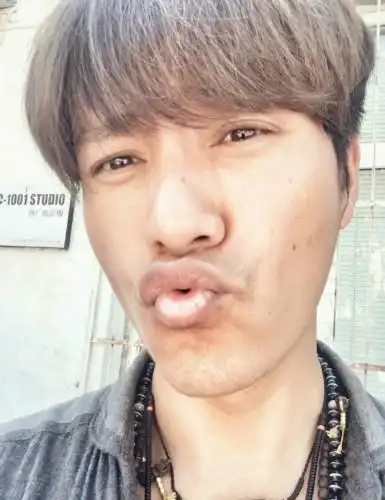 陈坤晒自拍灰头土脸撅嘴卖萌