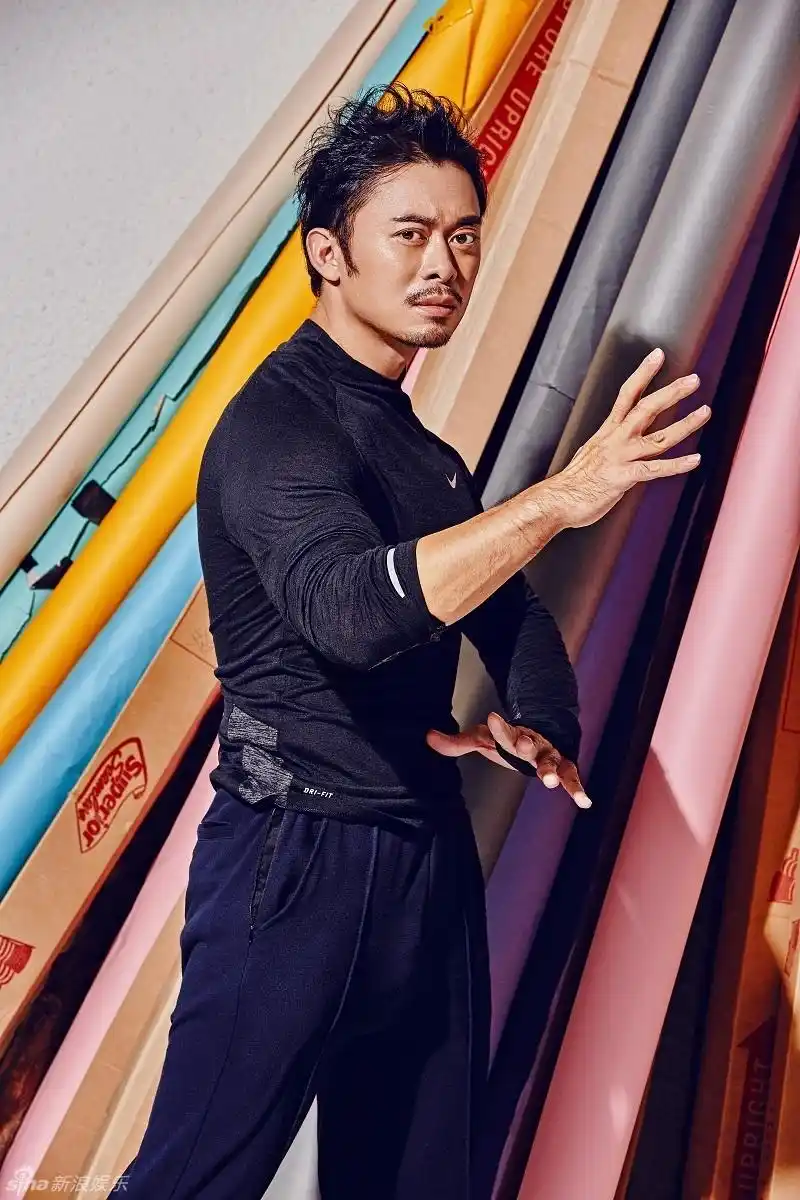 樊少皇双臂肌肉健硕魅力十足