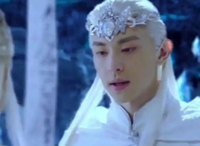 邓伦白发古装造型一身白宛如仙子网友美炸了