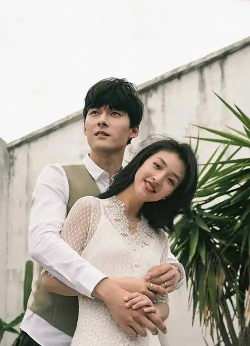 张雨剑被拍与异性在商场搂抱,女方背影不像吴倩,网友这次炸锅了_恋情