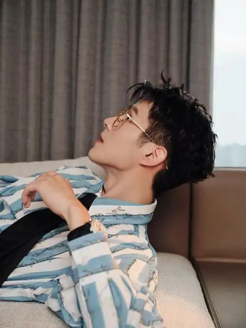 刘亦菲和刘昊然告诉你什么是顶级骨相的侧颜美