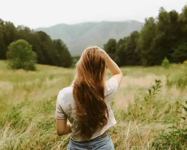 孤独坚强的背影图片女生头像女生头像努力奋斗女生励志背影图做坚强