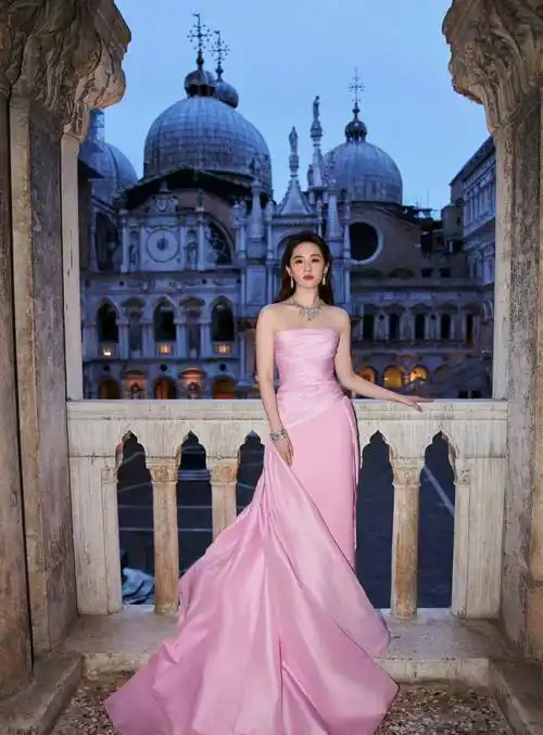 刘亦菲 安妮海瑟薇 赞达亚 lisa宝格丽代言人齐聚威尼斯 可惜舒淇没去