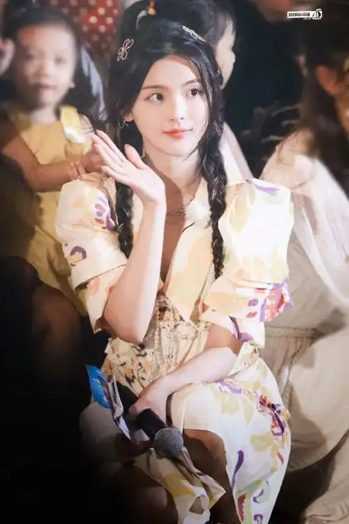 火箭少女101解散杨超越穿公主裙配双麻花辫造型颜值越来越高