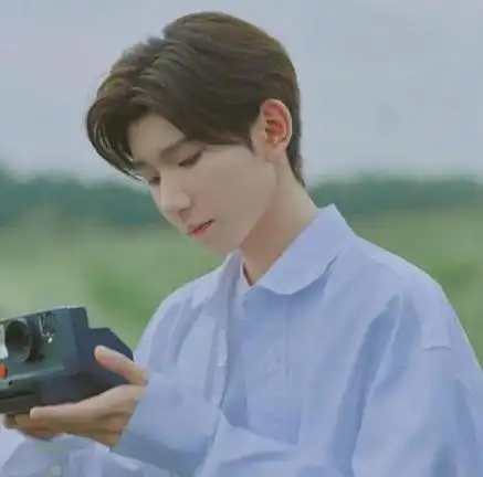 王源是中国娱乐圈备受瞩目的新生代艺人,以其出色的音乐才华和清新