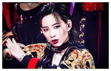 2011年,李斯丹妮参加湖南卫视《快乐女声》,获得全国六强,并顺利出道.