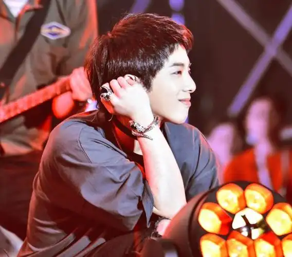 华晨宇的这些照片明明笑得乖巧,却一张比一张催泪