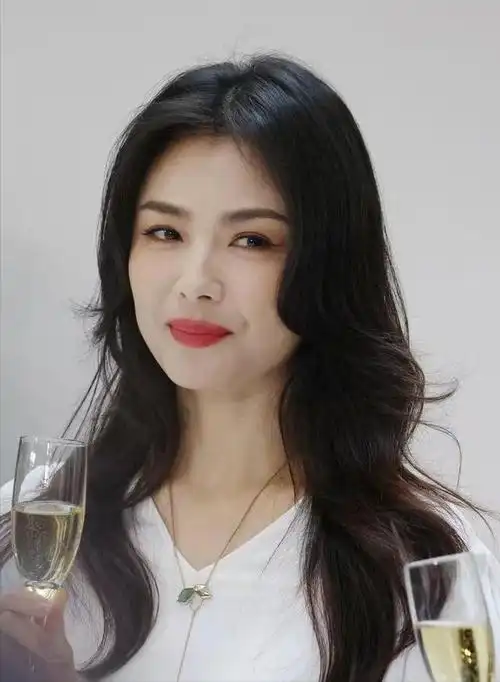 刘涛近照曝光一袭白衣撞脸宋慧乔网友直呼认不出感觉像整了