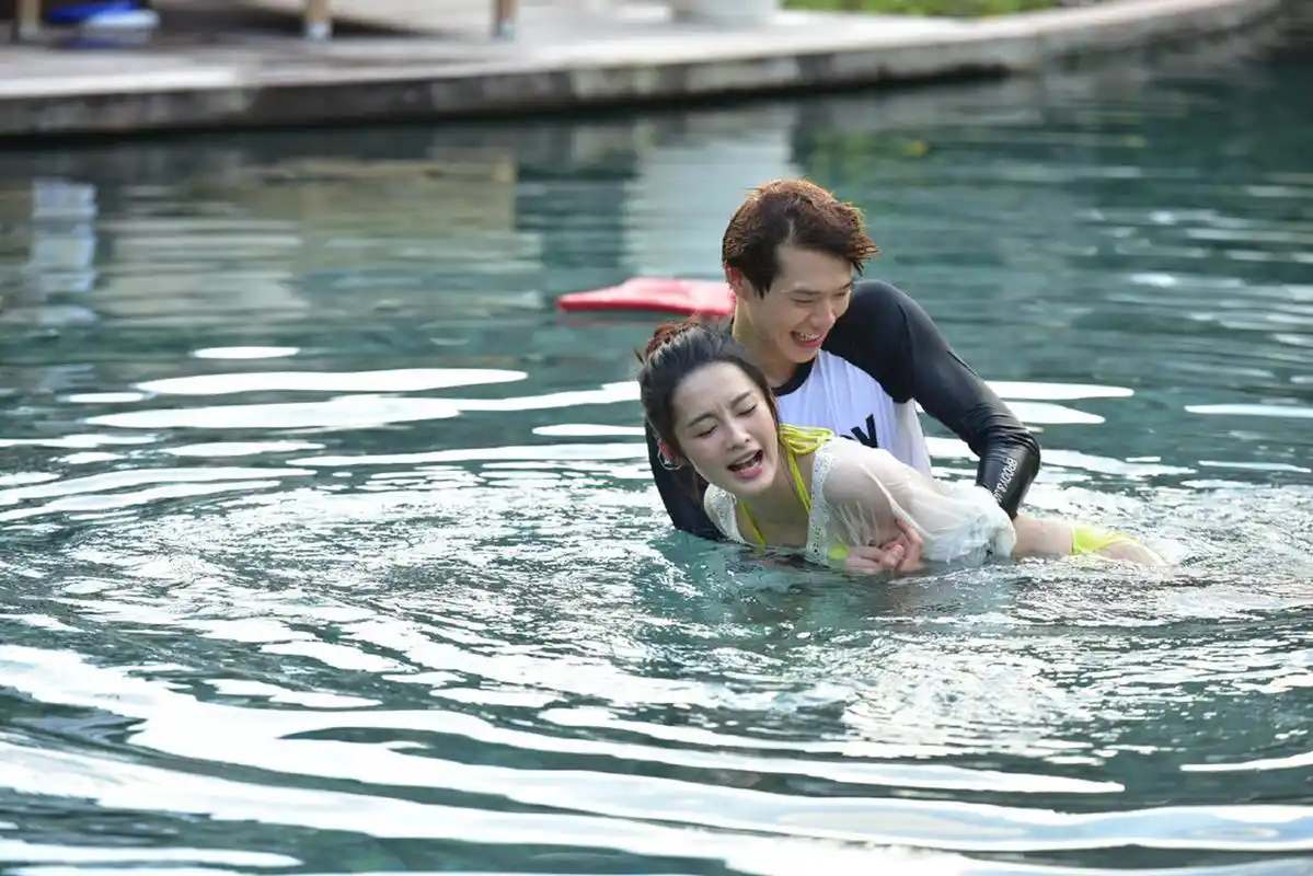 给魏大勋吹头发的是李沁图片出自江苏卫视2016年推出的明星恋爱真人秀