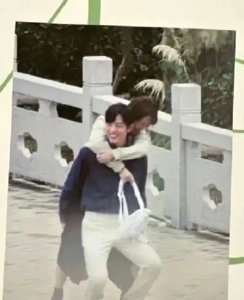 微博之夜肖战身边唯一等的人一直是杨紫,唯一提裙子的人只有杨紫!