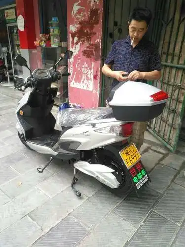 台铃第一辆电动摩托车正式挂"黄牌"上路,电摩上牌跑得远