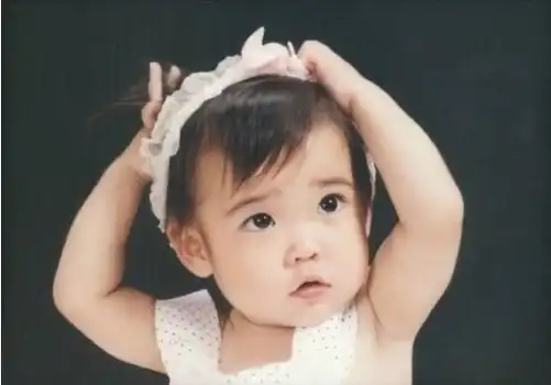 南韩爱豆小时候有多萌,jennie婴儿肥嘟嘟,辣lisa稚气美艳!