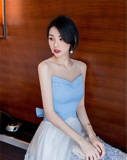 性感露肩装秒变宅男女神