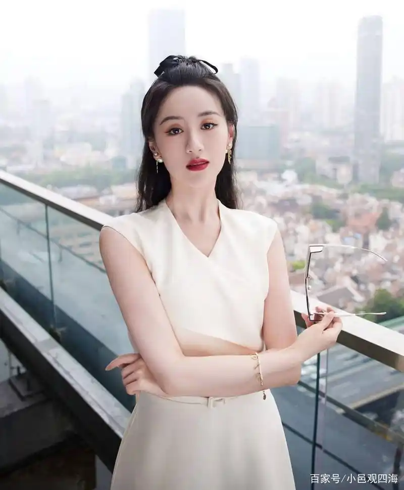 袁冰妍白色v领礼服红唇性感写真