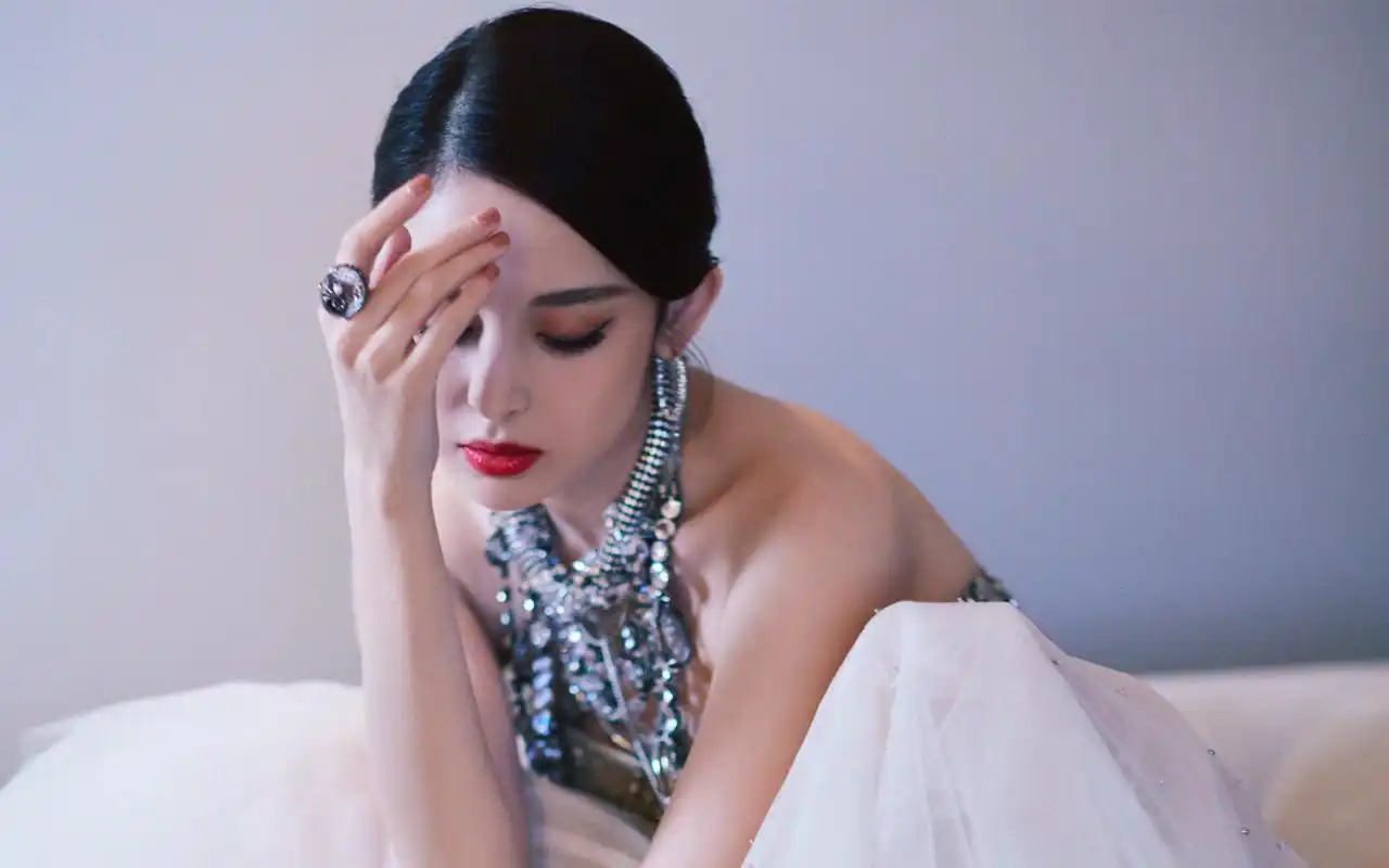 古力娜扎玫瑰裙性感图片桌面壁纸