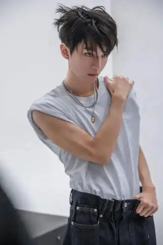 影视日报|献礼片《秀水泱泱》嘉兴南湖开机;王俊凯下颌线清瘦眼神凌厉