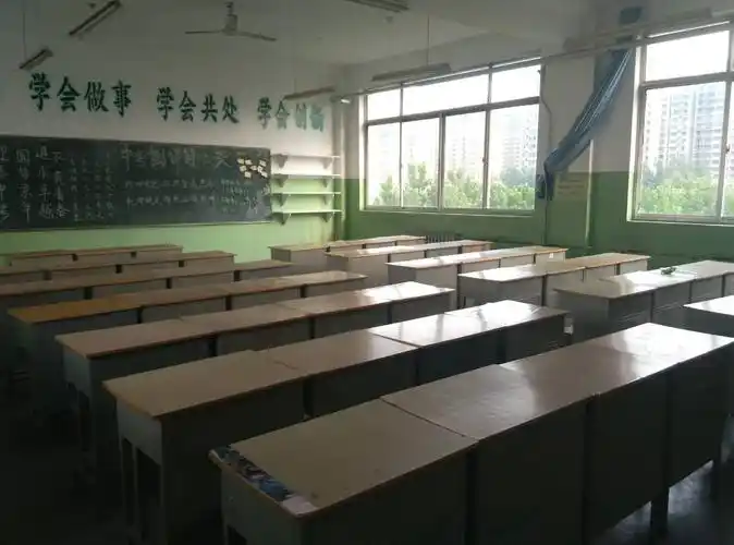 铃声响起的时候,让我们再睁开眼睛,看一看这充满温馨回忆的教室