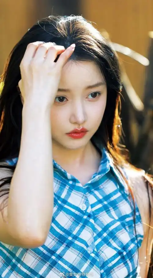 姜贞羽格子衬衫甜美写真