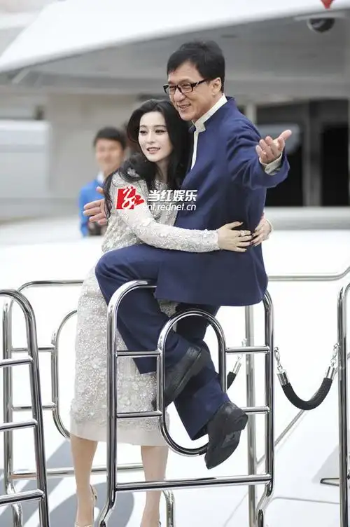 范冰冰与成龙相拥