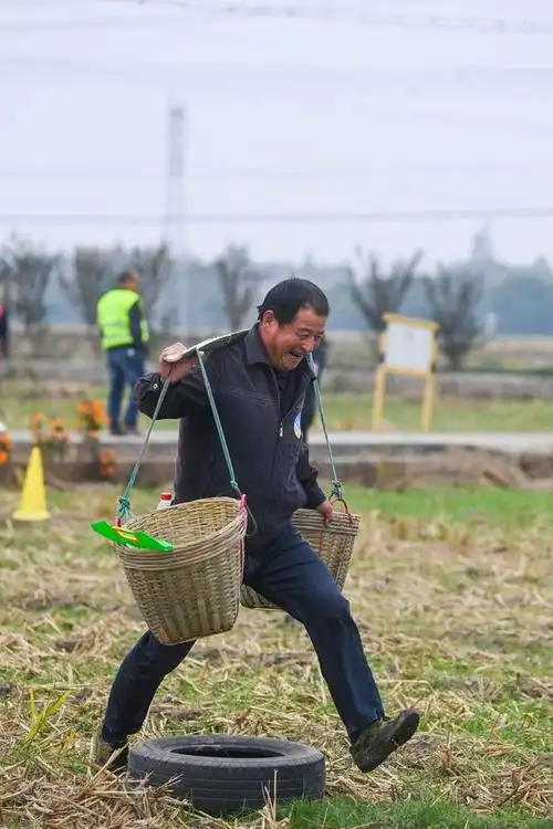 11月15日,参赛村民参加"扁担挑粮"趣味比赛.