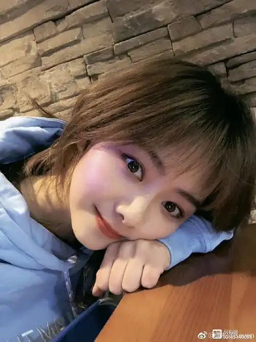 谭松韵报平安,波波头短发搭配上休闲装,意外减龄又时髦,美呆了