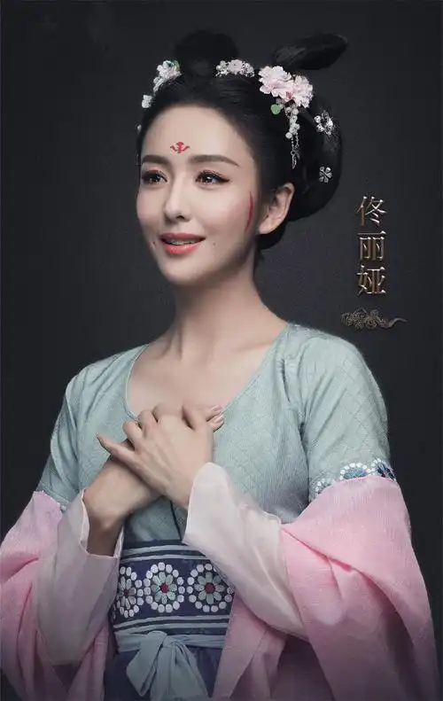 继一袭古装完美演绎"敦煌仙女"之后,佟丽娅最近又尝试新的古装造型了!