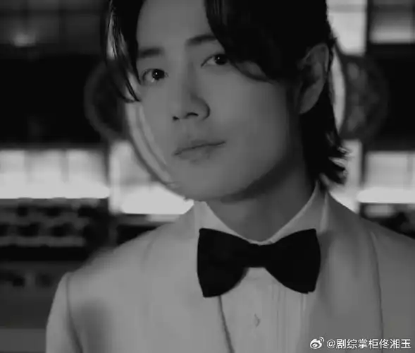 肖战西装立麦##肖战喷香水