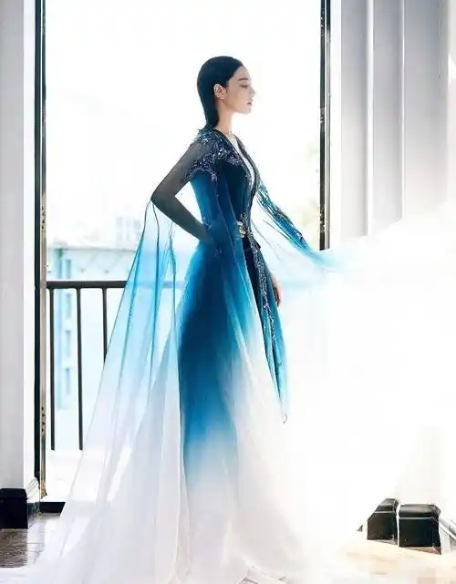 张馨予真是"高冷女神",穿渐变礼服显豪艳,眼里藏不住的"霸气"_风格