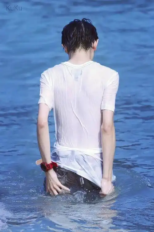 比如说,王源举铁,打拳击,打篮球等等……这些运动都让王源有了肌肉