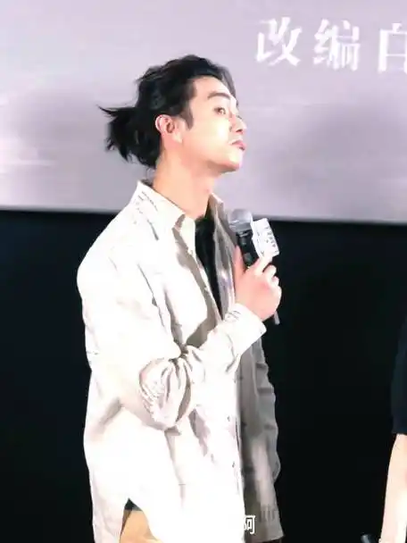 许凯尝试张元英转圈##杨紫披发黑裙