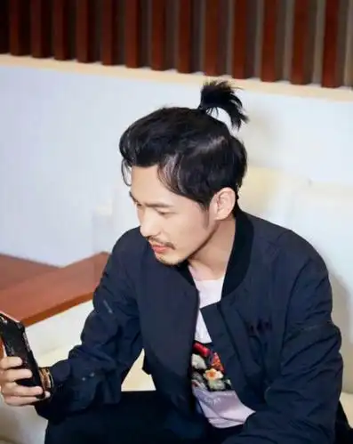 盘点九位扎小辫男星: 白宇清爽朱一龙温润, 而他的脏辫最令人惊艳