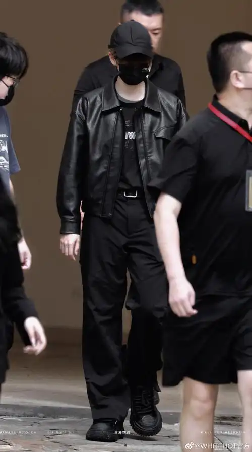 贺峻霖##whitehot铆钉鞋