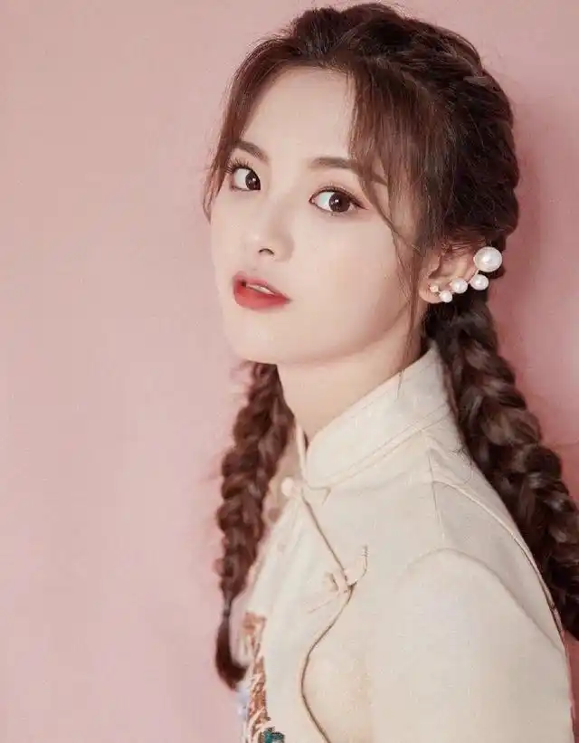 被明星们的双麻花辫迷倒!把编发技巧学起来,下一个小可爱就是你