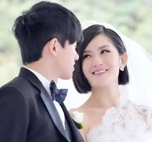 讨论这个话题,他问:"你是湖南台的主持人,又是张杰的老婆,张杰经常来