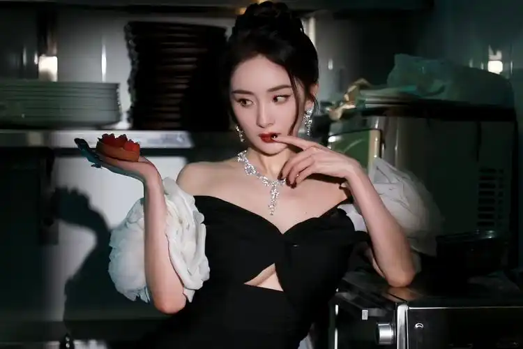 杨幂优雅黑天鹅礼服