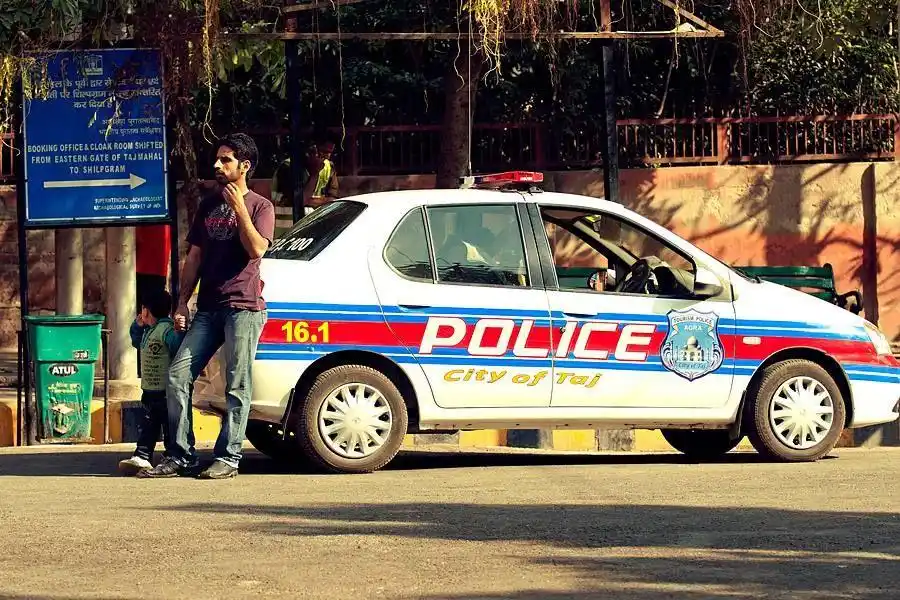 印度警车遭恐怖袭击,致42人死亡,"穆罕默德军"宣布对此负责