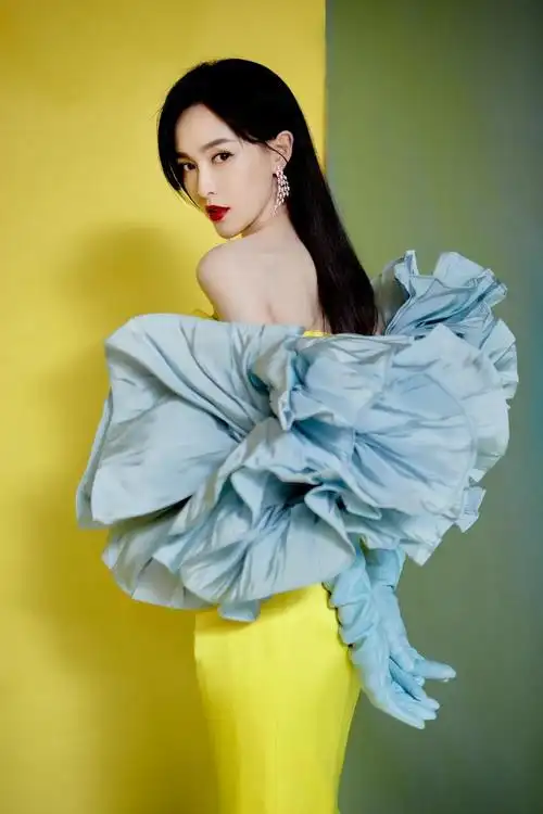 明艳四射唐嫣出席2020微博之夜