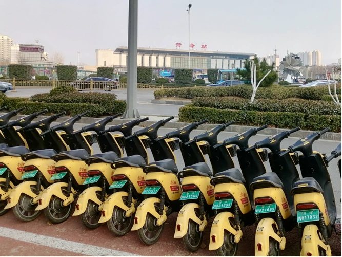 在菏泽站外松果电单车提前做好调度保障春运接驳