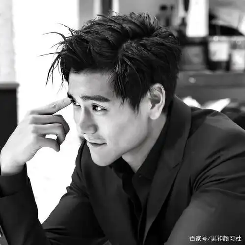 西装界的扛把子彭于晏,怎么做到穿衣有型脱衣有"肉"的!