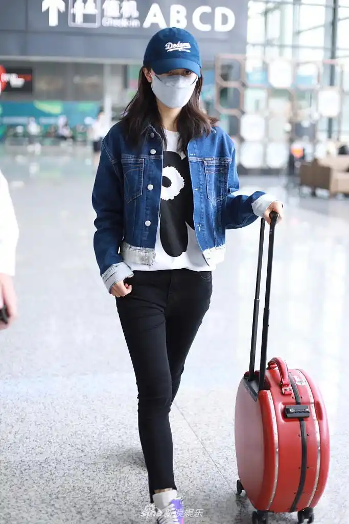 组图:赵今麦穿印花t装扮尽显少女心 自推圆形行李箱画面抢镜