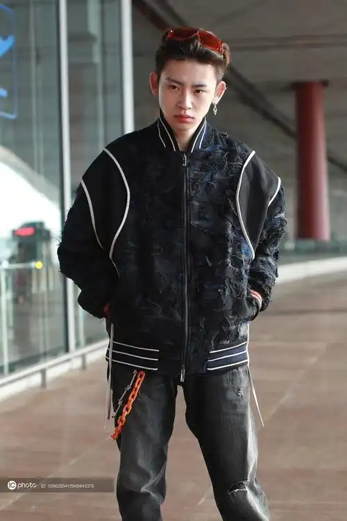 街拍:小鬼王琳凯橘色羽绒服外套 烟灰色牛仔裤 拉链卫衣潮范十足