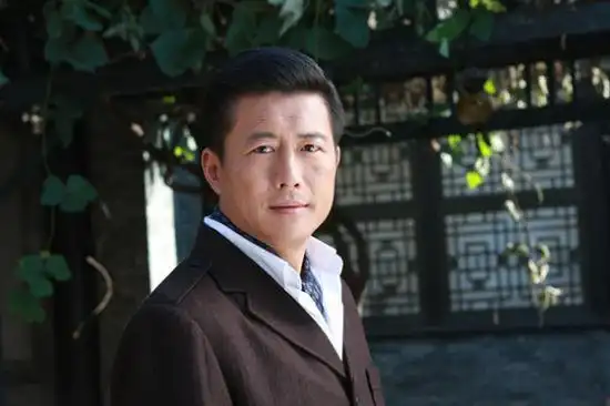 剧照新浪娱乐讯 由高曙光(微博)主演,游江雄编剧执导的三十集电视