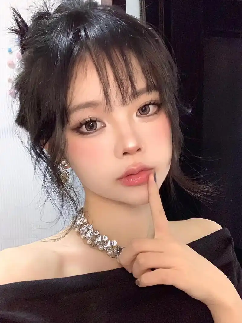 当淡颜普通女孩画烟熏小野猫妆容…贵气感第一眼美女立刻有!