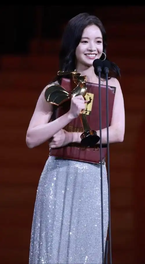 李庚希真给三里屯姐妹争气,00花从此三足鼎立,圈内大导演力挺