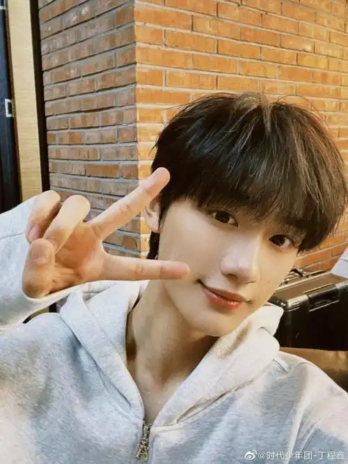 丁程鑫穿上更是帅呆了肉圆荣荣07-14感谢认证,剪刀手丁程鑫太帅了aco