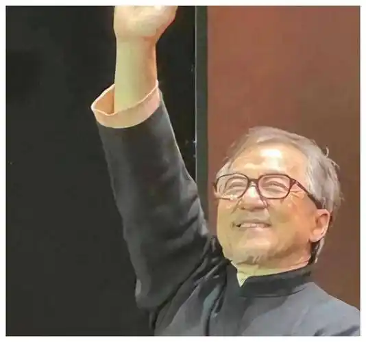 成龙断崖式衰老白发苍苍似80岁老头网友泪目无法接受