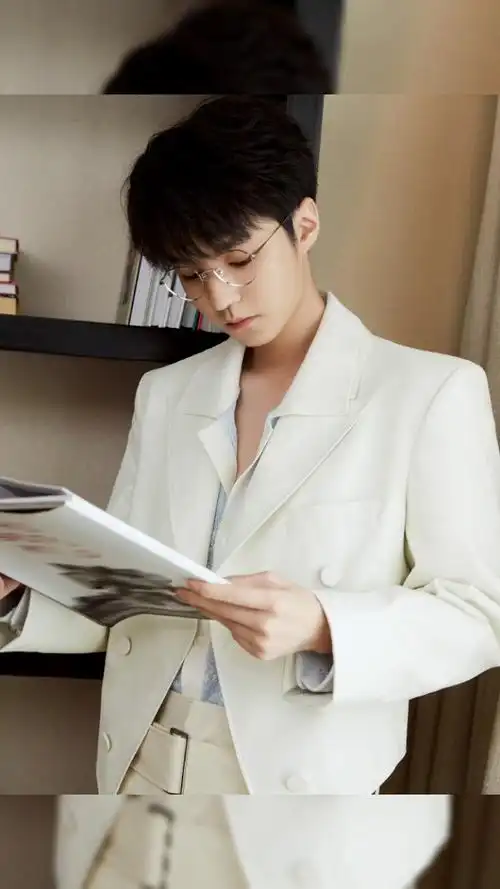 王俊凯今日份活动造型有,是纯白套装眼镜造型,是斯文禁欲系的小凯上线