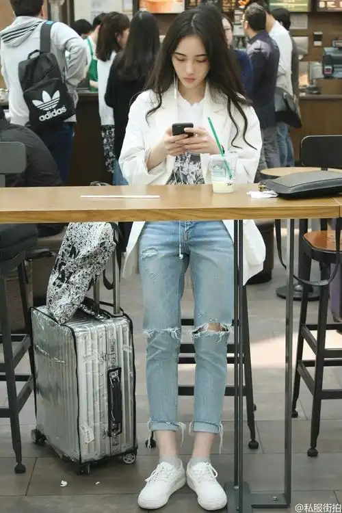 嘻嘻其实我觉得赵嘉敏的腿也超级好看违法和不良信息举报 电话